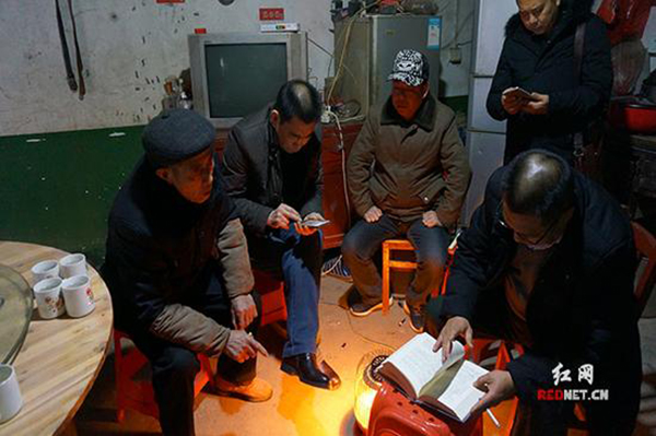 1月初，湖南省刘氏联谊会一行人在排头乡黄荆坪村刘本超家询问族谱情况。