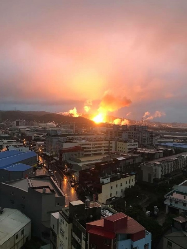 台炼油厂昨天开炉今天就爆炸 台民众：以为发生恐袭了