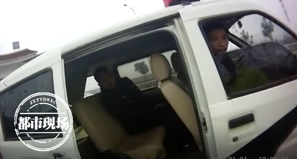 坐副驾驶的人可以一边喝酒一边坐车吗 350d18dda70a94f_w1038_h557.jpg