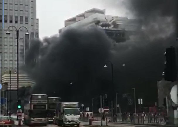 香港尖沙咀突发大火 现场冒出大量浓烟