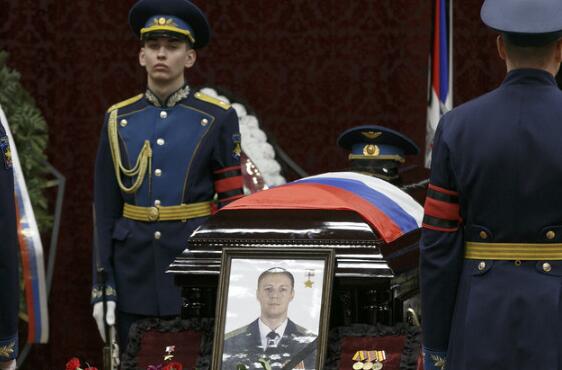 美国老兵含泪向俄牺牲飞行员致敬：他做了该做的