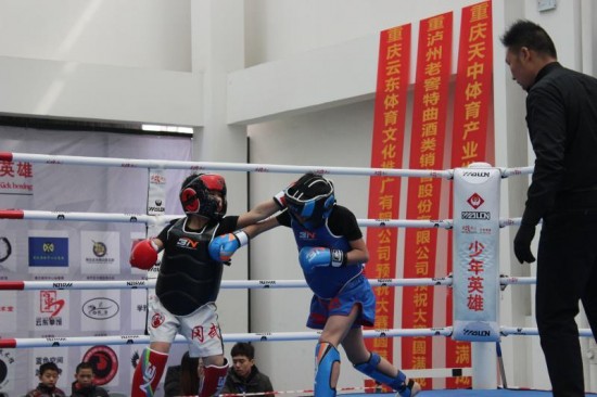 重庆举办首届少年英雄格斗大赛 200多名小朋友