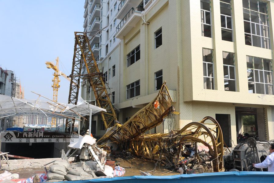广西河池一楼盘吊塔垮塌 4名工人高空坠落