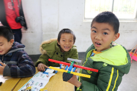 七彩石中小学生寒假创客体验营支教活动圆满