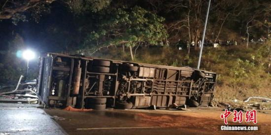 香港巴士侧翻仍有6名伤者危殆 14人情况严重