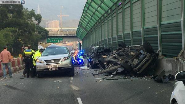 香港一车辆为逃避交警追截 致多车相撞2死4伤