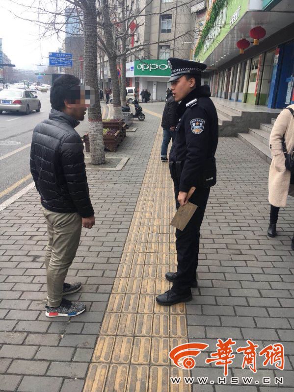 陕西：男子大街上手持菜刀步行 引行人高度恐慌(图)