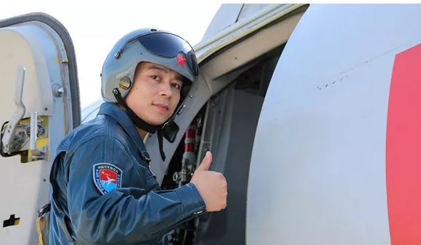 岳阳伢子当选感动中国十大人物 曾驾战机巡航