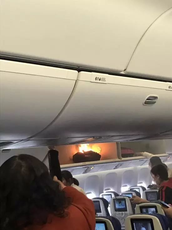 飞机行李架起火 空姐用矿泉水灭火