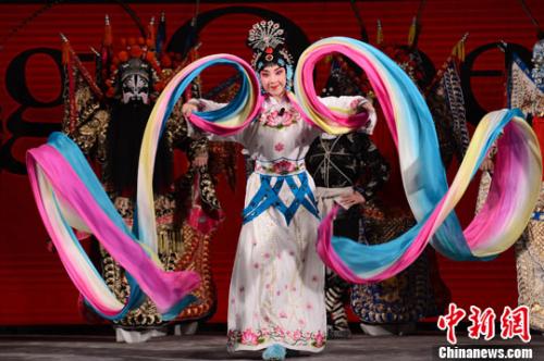资料图：中国国家京剧院艺术家表演。中新社发李学仕摄
