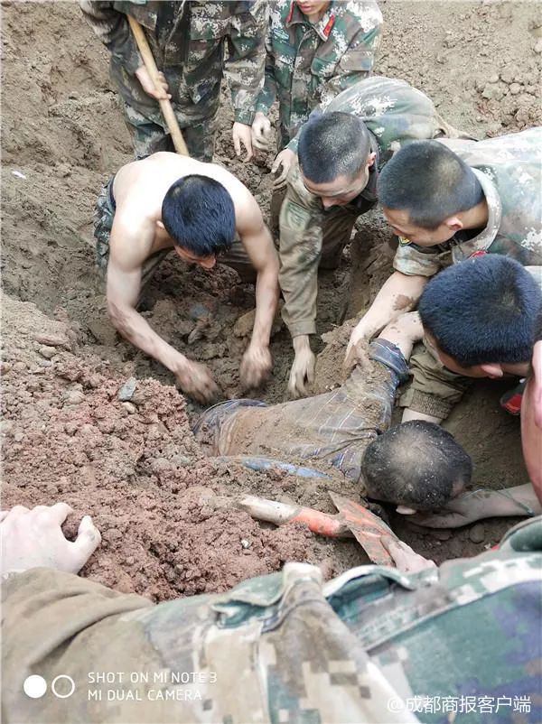 四川两名工人被垮塌泥土掩埋，50多名路过武警徒手挖人