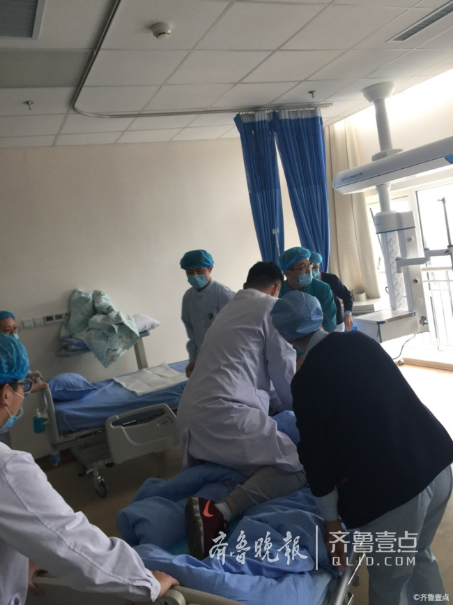 病人心脏骤停 济宁一医生病床上跪救与死神赛跑