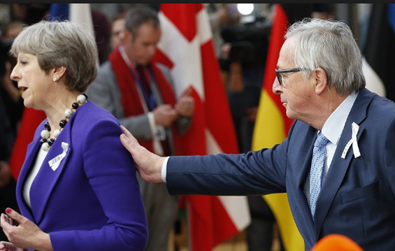 欧委会主席“粗鲁”打断英首相受访 只为跟她打招呼