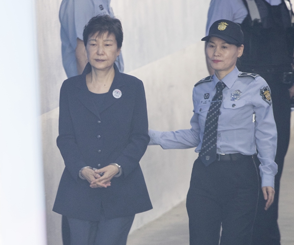 “闺蜜干政门”一审宣判在即朴槿惠妹妹替姐姐叫屈：相信历史会还她公道