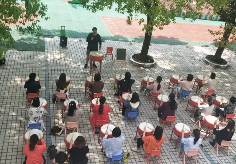 宜黄县幼儿园开展中国鼓、非洲鼓教学集训