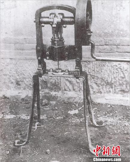 该兵工厂此前自制的手动火帽冲压机。八路军太行纪念馆提供