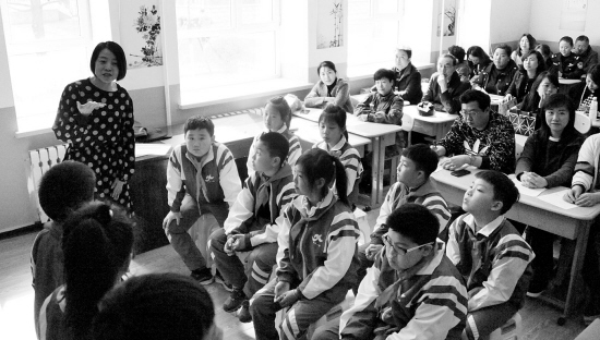 请家长上课 在参与中陪伴