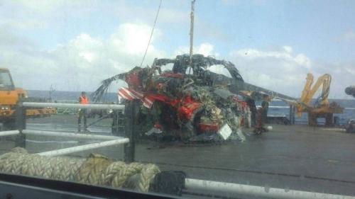 台湾坠海黑鹰直升机残骸打捞上岸 发现两具遗体
