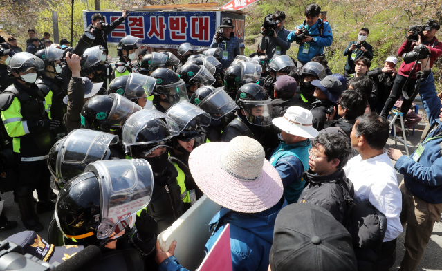 韩警方在萨德基地强制疏散抗议居民 多人受伤