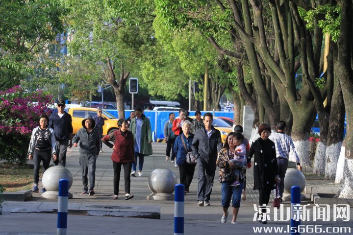 这几日，雨后清晨的街头依然凉意浓烈。记者钟玉成