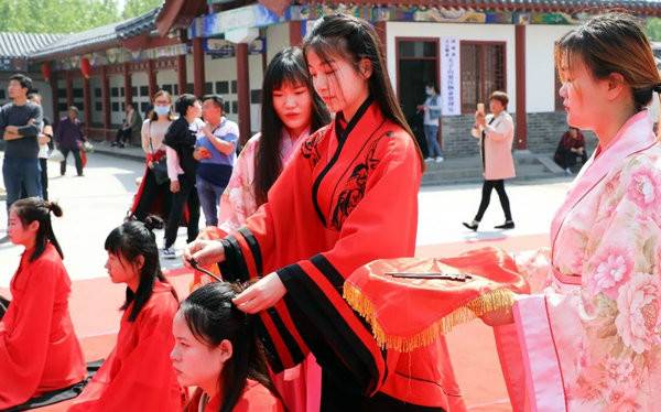 "中国华服日"芒砀山旅游区举办女子及笄礼 获游客好评