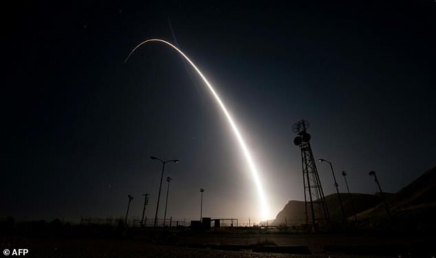 美国空军在加州成功试射一枚“民兵3”洲际导弹