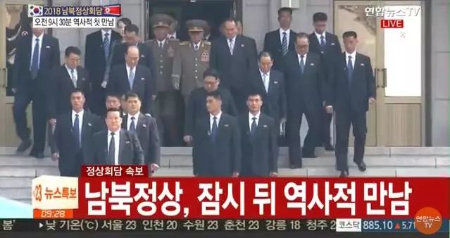 金正恩走过朝韩军事分界线，朝鲜最高领导人首踏韩国国土！