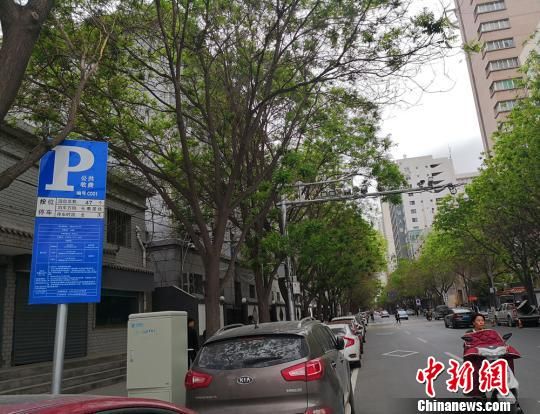 　停车乱收费是兰州民众最关心的话题之一。图为5月8日下午，兰州城区道路临时停车位。　史静静摄