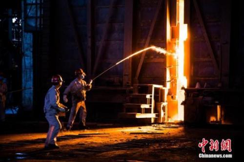资料图：钢铁炼制工人正在工作。 李南轩摄