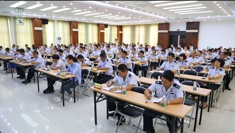 海南省地税局汪葛平副局长为三亚局党员干部进