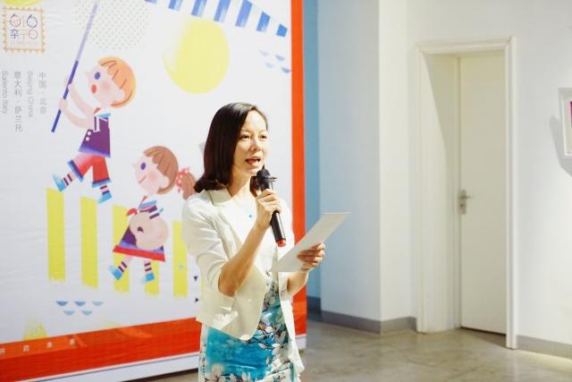 红黄蓝幼儿园园长代表占云领读了6·16亲子日倡议书,并与现场嘉宾
