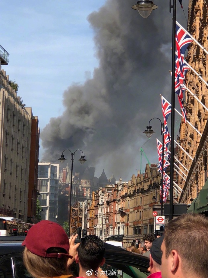 伦敦一五星级酒店发生大火 超百名消防员投入救援