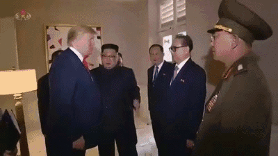 特朗普向朝鲜大将敬礼 西方媒体又不满了