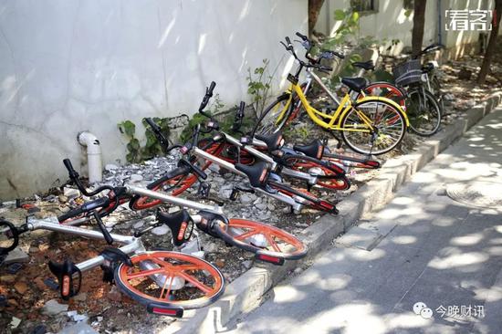 倒在路边的摩拜单车