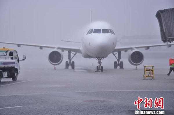 成都双流机场遭遇雷暴天气 一万多名旅客滞留机场