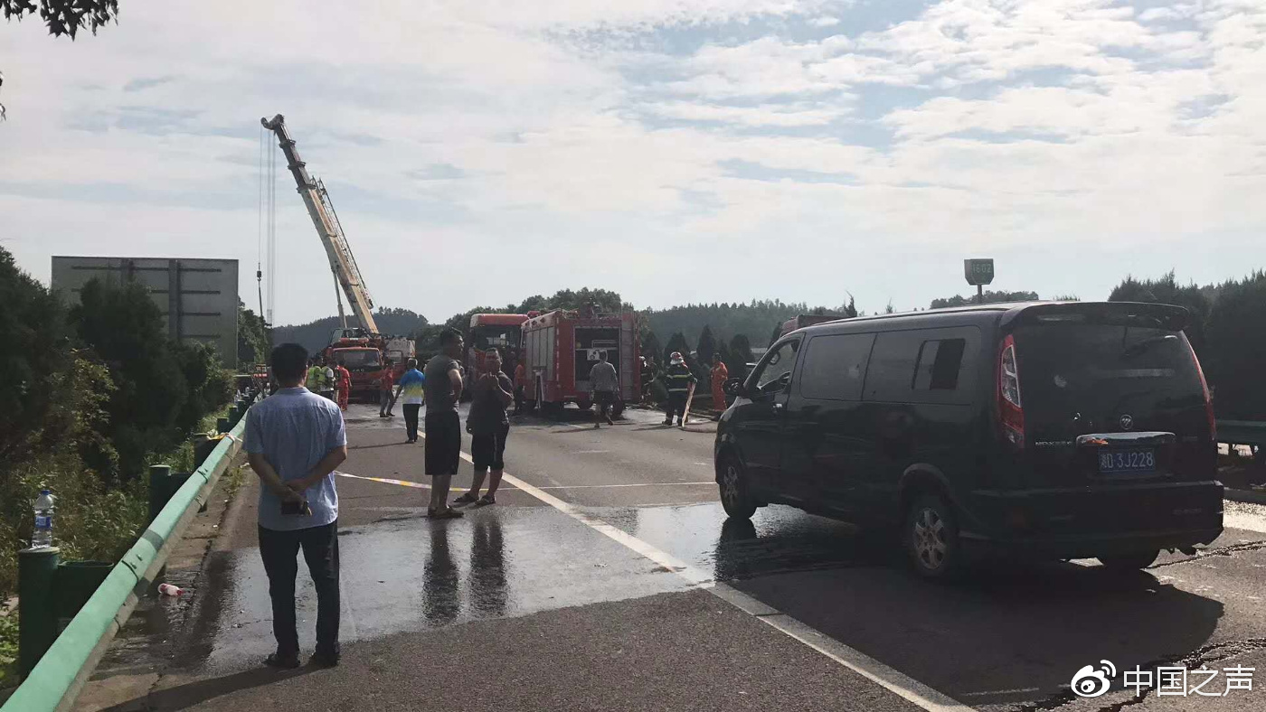 京港澳高速车祸10人遇难 幸存者：猛烈撞击后失去意识
