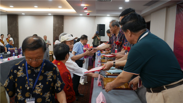 书画研究会顾问李九元,郭志广,副会长齐文辉,崔书岭,刘占山,侯树辰