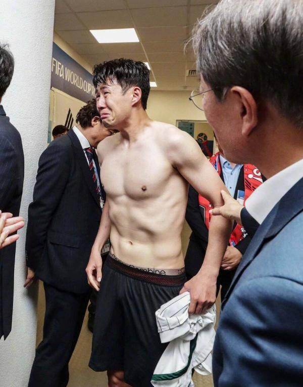 孙兴慜别哭,我们合唱一首《咱当兵的人》