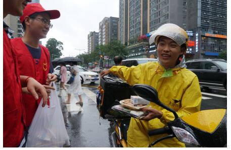 中建三局总包安装志愿者风里雨里支持你们