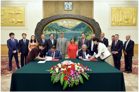 中国华阳经贸集团成清涛签约多米尼加蒙桑尼尔