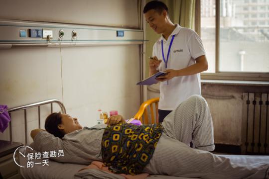 赵伟强在医院探访一位在事故中伤到脚的客户