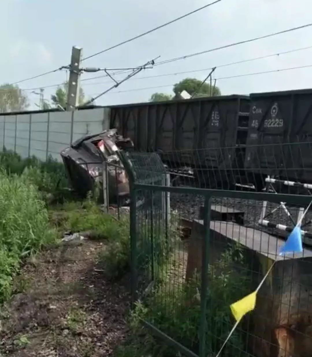 哈尔滨一辆货车与火车相撞 货车驾驶员身亡