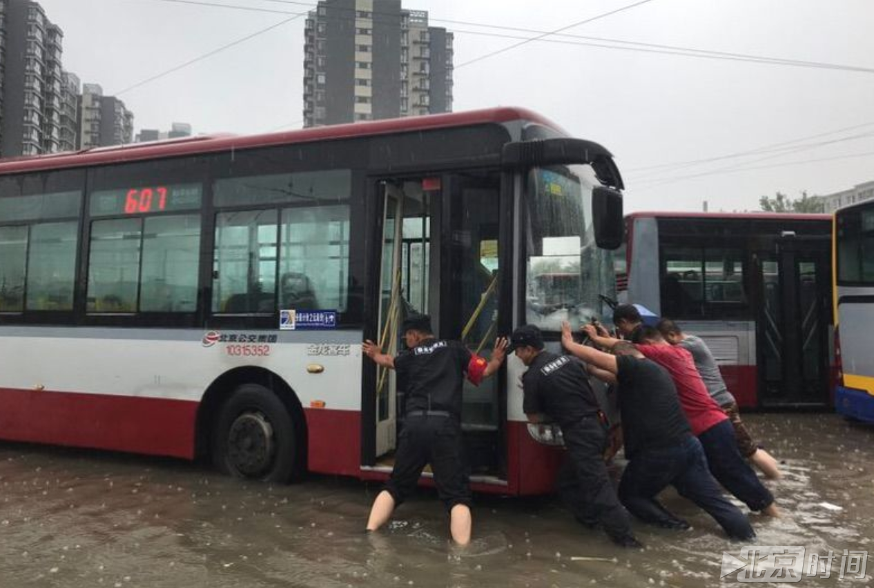 受强降雨影响 北京公交20条线路临时改线
