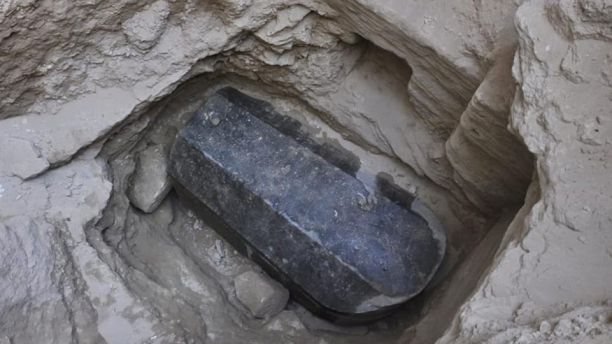 埃及2000多年前神秘石棺打开 网友：说好的诅咒呢？