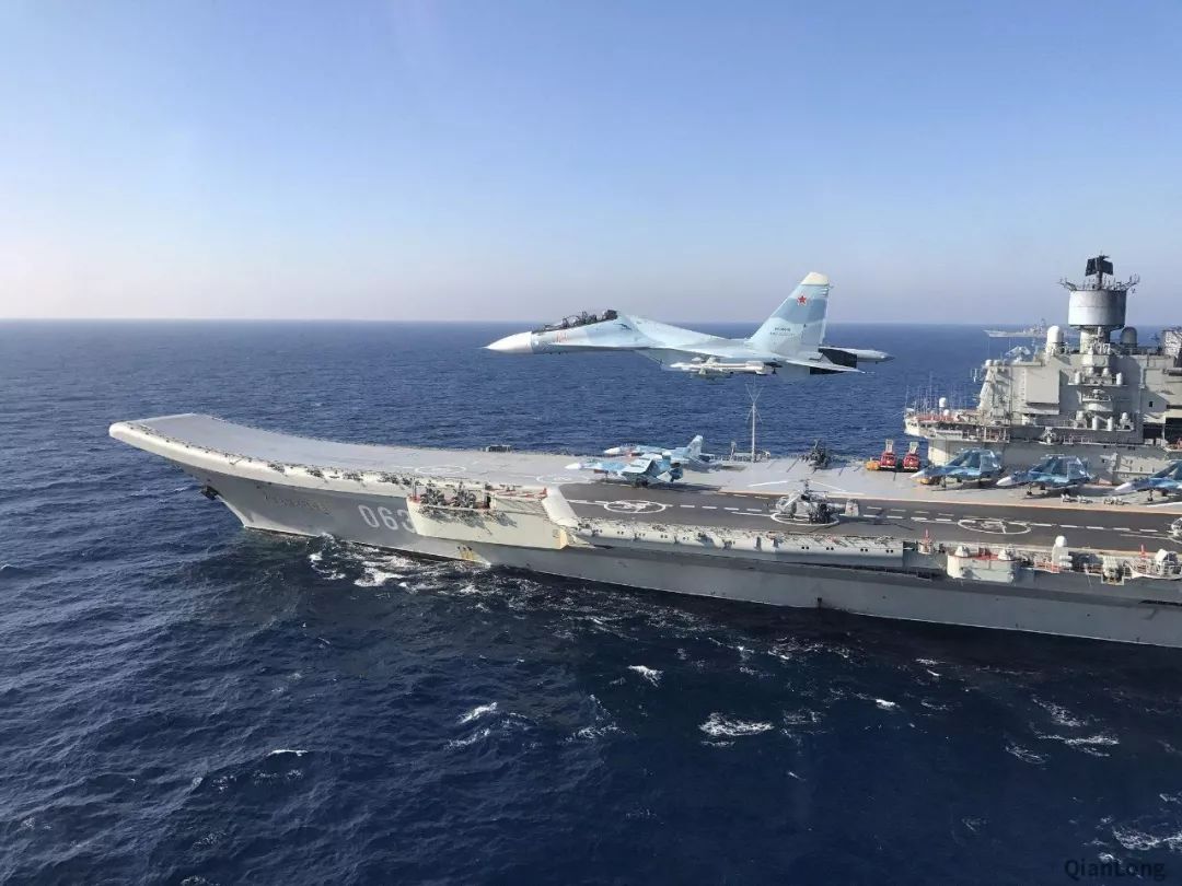 俄军飞行员上中国航母练起降？
