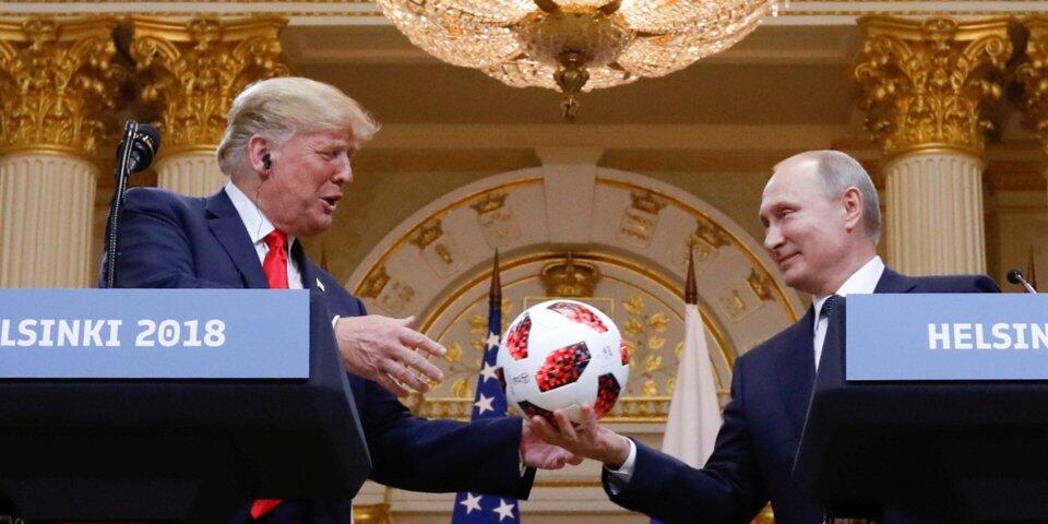 普京送给特朗普的那个世界杯足球 被送去安检了