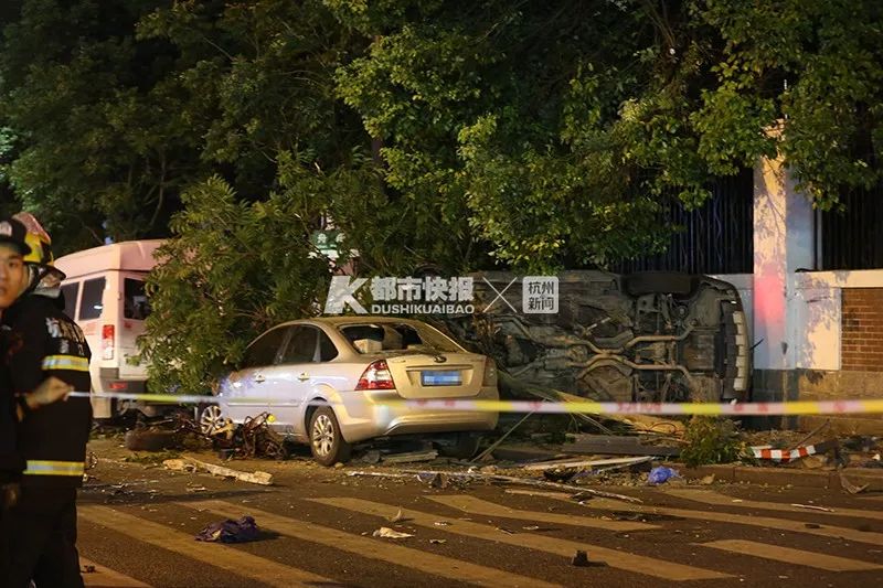 失控黑色轿车在杭州闹市横冲直撞，已致3死14伤！