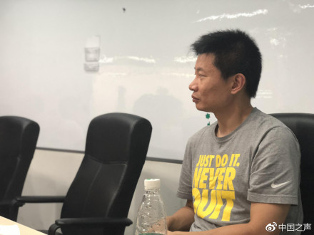 红芯科技创始人陈本峰接受中国之声采访，T恤上有英文：JUST DO IT