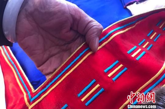娜仁其其格表示，传统绣法属夏噶勒绣法最难掌握。图为夏噶勒绣法所制条纹。　艾庆龙摄