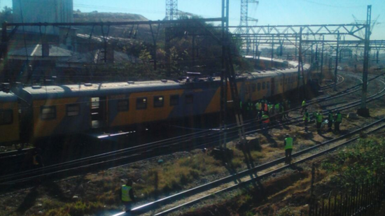 快讯！南非两列火车相撞约100人受伤